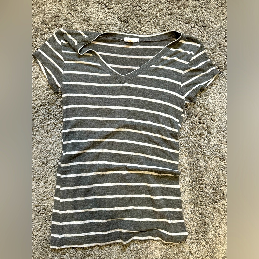 Zenana Outfitters V Neck Gray/White Striped Short Sleeve